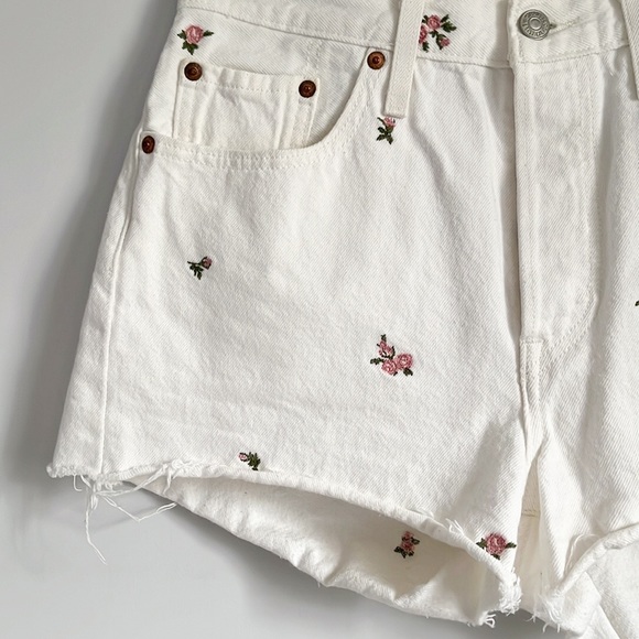 Levi’s Premium 501 Garden Variety Cream Floral High Rise Denim Jeans Shorts 28 - Picture 7 of 15
